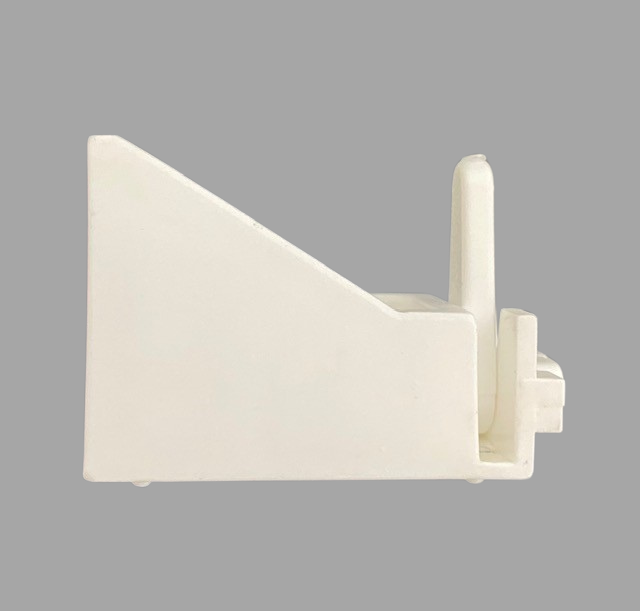רגל קיר פלסטיק 4 ס"מ ל A בצבע לבן